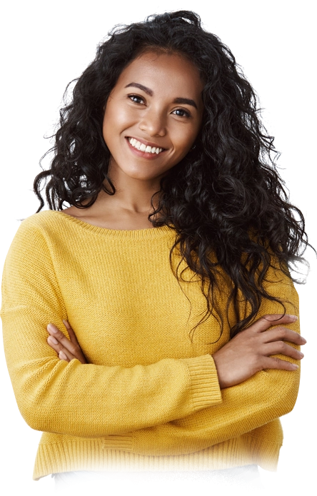 Mulher com os braos cruzados sorrindo.